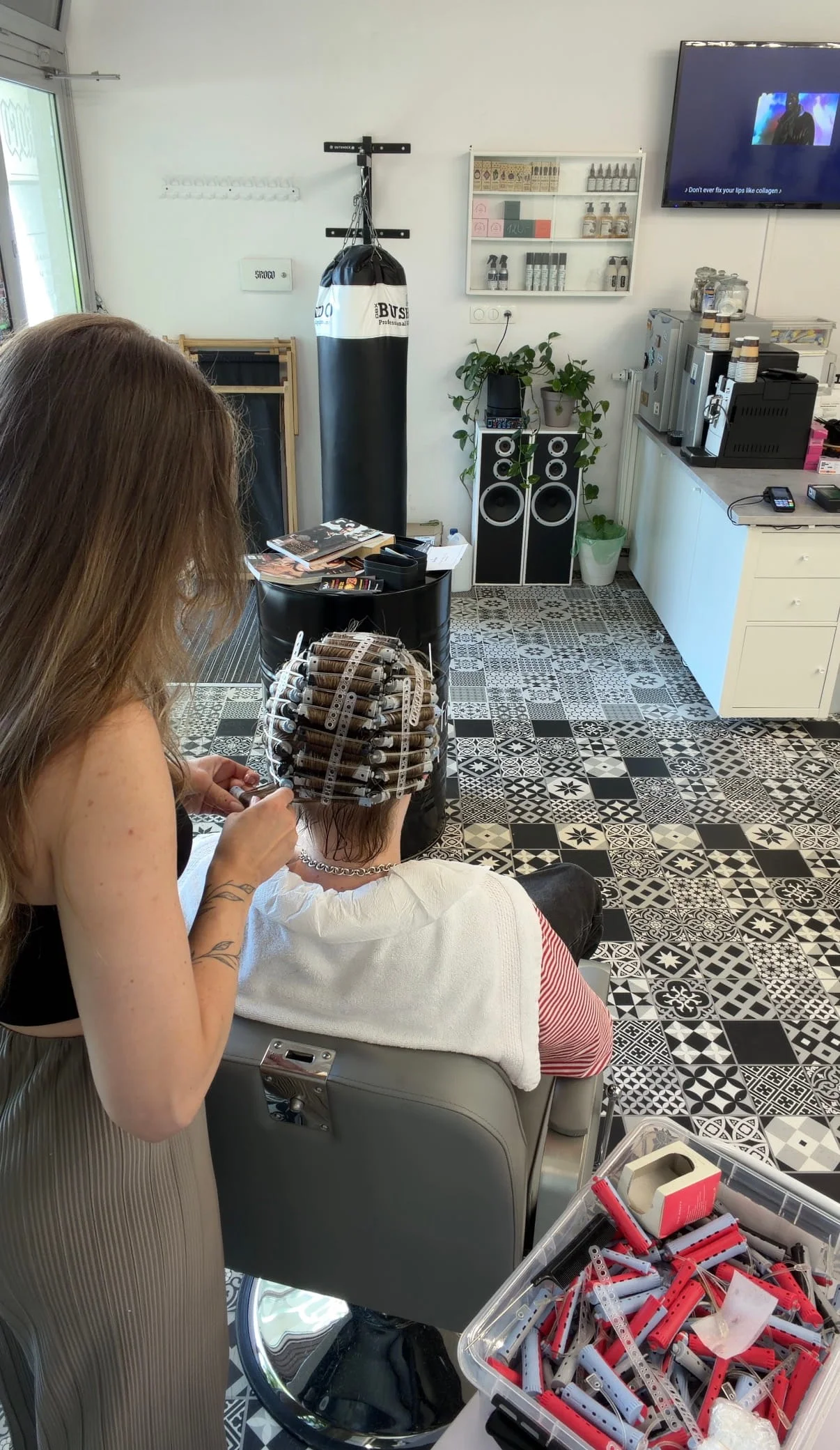 Włosy przed trwałą ondulacją — praca stylisty z klientem w salonie